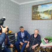 Поздравление труженицы тыла с 90- летием.